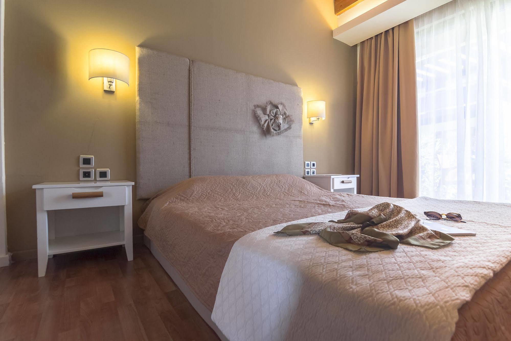 Aegean Breeze Feriested Fánai